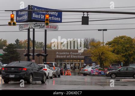 Columbus, Ohio, Stati Uniti. 19 Ott 2020. Centinaia di elettori della contea di Franklin, Ohio, hanno aspettato sotto la pioggia di votare lunedì mattina. La fila di persone al consiglio elettorale della contea di Franklin avvolta dietro l'edificio e i tempi di attesa sono stati di circa un'ora. Credit: John Orvis/ZUMA Wire/Alamy Live News Foto Stock