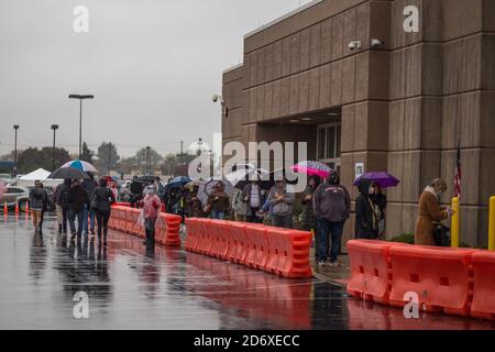 Columbus, Ohio, Stati Uniti. 19 Ott 2020. Centinaia di elettori della contea di Franklin, Ohio, hanno aspettato sotto la pioggia di votare lunedì mattina. La fila di persone al consiglio elettorale della contea di Franklin avvolta dietro l'edificio e i tempi di attesa sono stati di circa un'ora. Credit: John Orvis/ZUMA Wire/Alamy Live News Foto Stock