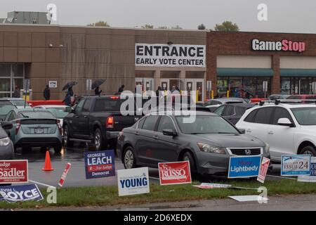 Columbus, Ohio, Stati Uniti. 19 Ott 2020. Centinaia di elettori della contea di Franklin, Ohio, hanno aspettato sotto la pioggia di votare lunedì mattina. La fila di persone al consiglio elettorale della contea di Franklin avvolta dietro l'edificio e i tempi di attesa sono stati di circa un'ora. Credit: John Orvis/ZUMA Wire/Alamy Live News Foto Stock