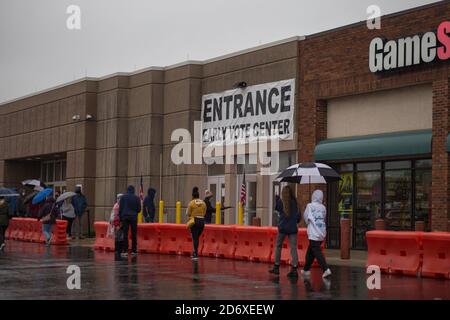 Columbus, Ohio, Stati Uniti. 19 Ott 2020. Centinaia di elettori della contea di Franklin, Ohio, hanno aspettato sotto la pioggia di votare lunedì mattina. La fila di persone al consiglio elettorale della contea di Franklin avvolta dietro l'edificio e i tempi di attesa sono stati di circa un'ora. Credit: John Orvis/ZUMA Wire/Alamy Live News Foto Stock