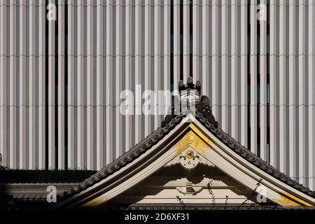 Particolare del tetto del teatro Kabukiza ricostruito di fronte alla parte moderna del grattacielo dell'edificio. Ginza. Tokyo, Giappone, Foto Stock