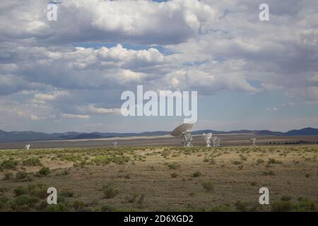 Grandi radiotelescopi che osservano l'universo all'Osservatorio dell'array molto grande, New Mexico Foto Stock