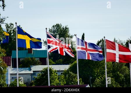 Bandiere di paesi diversi sullo sfondo del cielo blu, in Svezia Scandinavia Nord Europa Foto Stock