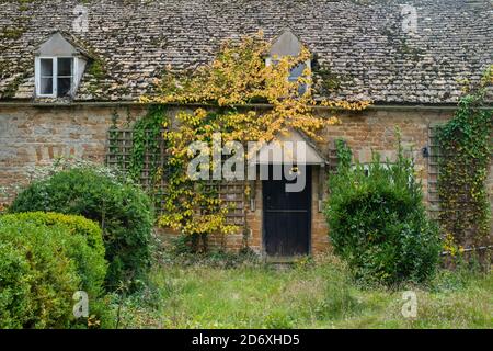 Cottage in pietra Cotswold in autunno. Wyck Rissington, Cotswolds, Gloucestershire, Inghilterra Foto Stock