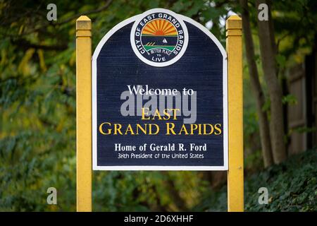 Un segno segna i confini della città di East Grand Rapids, Michigan, sede dell'ex presidente degli Stati Uniti Gerald R. Ford. Foto Stock