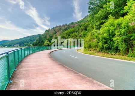 La strada circonda Edersee in estate nel Nord Hesse Germania Foto Stock