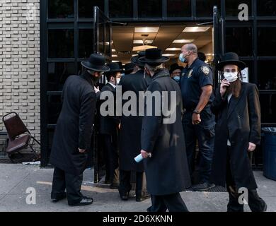 New York, Stati Uniti. 19 Ott 2020. Il comandante del New York Brooklyn North Judith Harrison (non illustrato) ha inviato un messaggio alla congregazione per seguire le regole della distanza sociale e delle maschere alla Congregazione Yetev Lev D'Fatmar, dove i funzionari statali interrompono il matrimonio programmato di 10,000 persone a Brooklyn. Lo stato di New York ha emesso un ordine che ha bloccato la riunione di massa, che violerebbe le restrizioni del coronavirus, l'ordine è stato firmato dal Dr. Howard Zucker, Commissario del Dipartimento della Salute. Il limite statale per ricevimenti nuziali a New York City è di 50 persone. Successivamente Satmar ha annunciato che hanno ridotto un matrimonio. (Foto di Lev Foto Stock