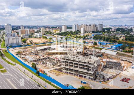 Nuovo edificio commerciale in costruzione. Vista panoramica aerea del grande cantiere a Minsk, Bielorussia Foto Stock