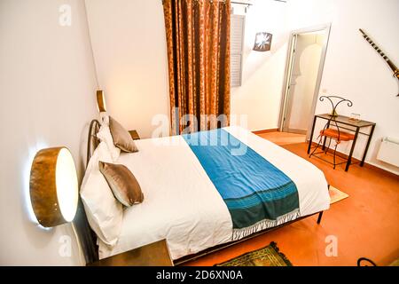 Letto in camera in hotel, foto come sfondo Foto Stock