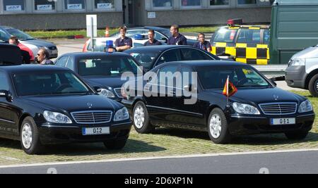 Giornata Mondiale della Gioventù in Germania , Colonia, 18.8.2005, vetture ufficiali del presidente federale (sinistra) con targa 0-1 e Cancelliere federale di Germania con targa 0-2 Foto Stock