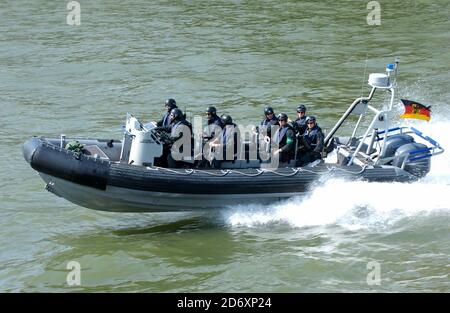 Giornata Mondiale della Gioventù in Germania , Colonia, 18.8.2005, forze speciali di polizia a Zodiac sul fiume Reno Foto Stock
