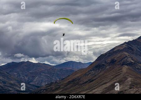 Parapendio che sorvola la Scenic Mountain Range nella natura canadese Foto Stock