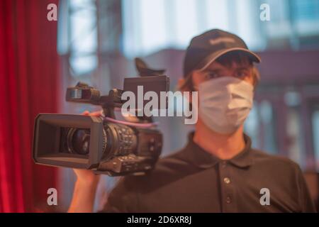 giornalisti mascherati che intervistano durante una pandemia. Covid-19 Foto Stock