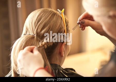 Closeup parrucchiere coiffeur fa acconciatura per sposa Foto Stock