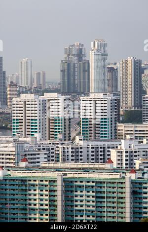 Vista verticale della scena cross boarder tra Singapore e Johor Bahru, può vedere il vuoto ponte Causeway tra gli edifici come Covid-19 rimane. Foto Stock