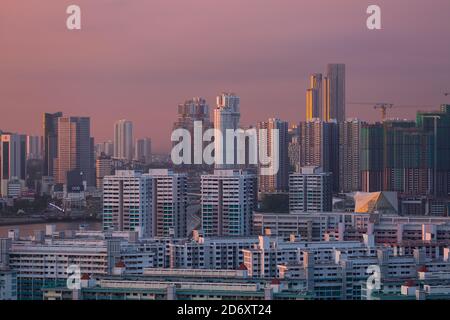 Attraversa il confine tra Singapore e Johor Bahru, malese, con uno skyline purplish che duola il tramonto serale. Foto Stock