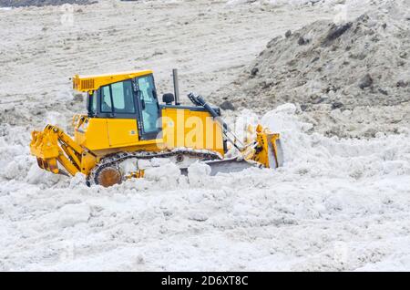 Una quantità enorme di neve dalle strade della città e la pulizia con apripista Foto Stock