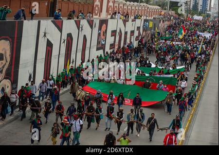 Membri di diverse tribù indigene manifestano a Plaza de Bolivar contro i massacri e l'uccisione di leader sociali, la violenza nel loro terro Foto Stock