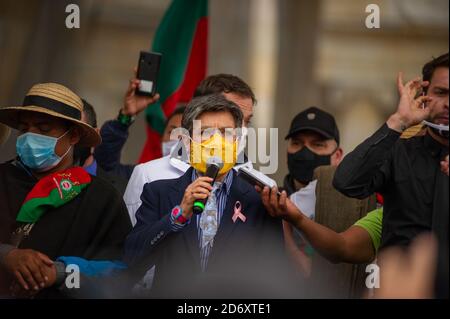 Membri di diverse tribù indigene manifestano a Plaza de Bolivar contro i massacri e l'uccisione di leader sociali, la violenza nel loro terro Foto Stock