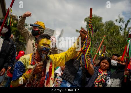 Membri di diverse tribù indigene manifestano a Plaza de Bolivar contro i massacri e l'uccisione di leader sociali, la violenza nel loro terro Foto Stock