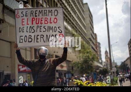 Membri di diverse tribù indigene manifestano a Plaza de Bolivar contro i massacri e l'uccisione di leader sociali, la violenza nel loro terro Foto Stock