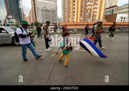 Membri di diverse tribù indigene manifestano a Plaza de Bolivar contro i massacri e l'uccisione di leader sociali, la violenza nel loro terro Foto Stock