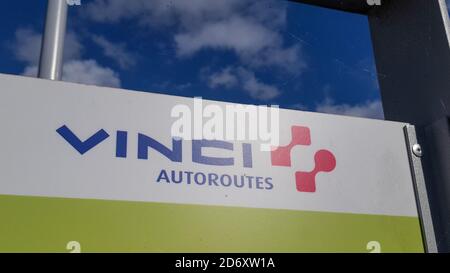 Bordeaux , Aquitaine / Francia - 16 10 2020 : Vinci autoroutes logo e testo del segno di concessioni francesi e società di costruzioni autostrade Foto Stock