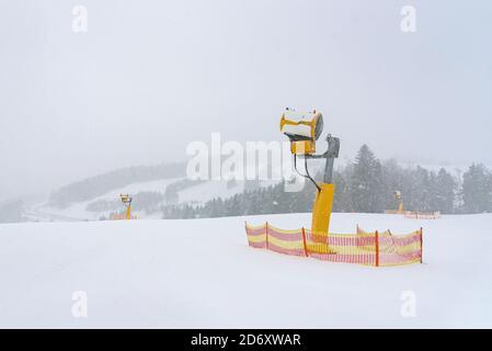 Moderno cannone da neve su una pista da sci alla tempesta di neve Foto Stock