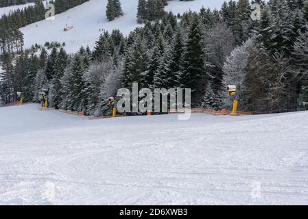 Moderni cannoni da neve su una pista da sci nei monti Beskid Sadecki, Krynica Zdroj, Polonia Foto Stock