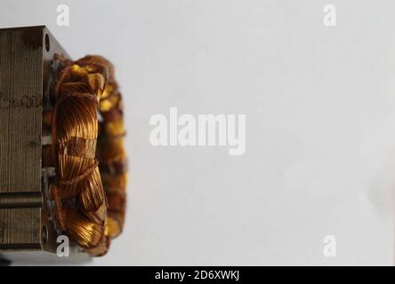 Closeup shot se uno statore di macchina elettrica con bobina di rame cablaggio isolato su sfondo bianco Foto Stock