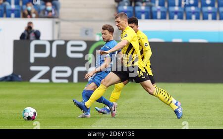 ennis Geiger di Hoffenheim e Thomas Meunier di Borussia Dortmund Durante il campionato tedesco Bundesliga partita di calcio tra TSG Hoffenheim an Foto Stock