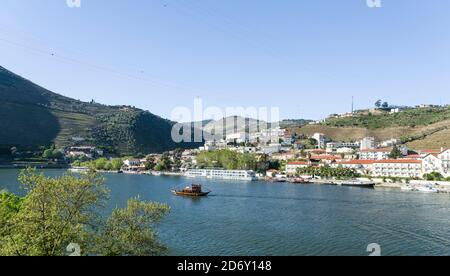 Villaggio Pinhao e fiume Douro. La valle del fiume Douro. E' la zona vinicola Alto Douro, dichiarata Patrimonio Mondiale dell'UNESCO. Europa, Sud Foto Stock