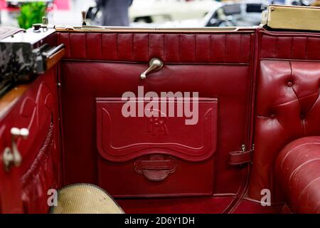 salisburgo, austria, 17 ottobre 2020, mostra classica, mostra per auto d'epoca, moto e veicoli, all'interno di un fantasma d'argento rolls royce d'epoca Foto Stock