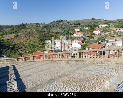 Villaggio Longroiva vicino a Meda, situato sulle colline sopra il fiume Douro. La valle del fiume Douro. È la zona viticola Alto Douro e lis Foto Stock