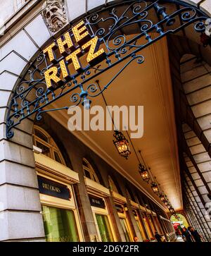 Il Ritz Hotel a Piccadilly, Londra; un hotel a 5 stelle classificato Grade II, icona del lusso, inaugurato da Cesar Ritz nel maggio 1906; progettato da Charles Mewes. Foto Stock