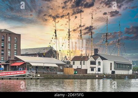 Rigging delle SS Great Britain di Brunel, il primo velico in ferro al mondo. Retroilluminata dal tramonto. Essendo Brunel Museum, Dockyard Cafe. Harbourside cucina. Foto Stock