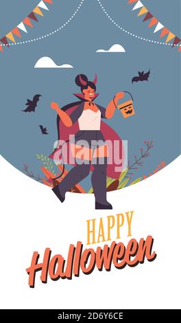 ragazza in costume diavolo che tiene secchio con zucca halloween felice biglietto d'auguri a lunghezza intera piatto per festeggiare in verticale illustrazione vettoriale Illustrazione Vettoriale