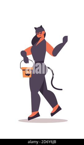 carino ragazza in costume gatto che tiene secchio con zucca felice halloween festa celebrazione concetto piatto intera lunghezza isolato vettore verticale illustrazione Illustrazione Vettoriale