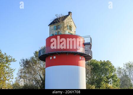 Francia, Loira Atlantica, estuario della Loira, Bouee, Port de Cordemais, Villa Cheminee dell'artista giapponese Tatzu Nishi installato come parte dell'editio 2009 Foto Stock