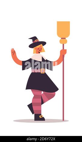 ragazza carina che indossa strega scarrecrow costume donna in piedi con scopa happy halloween festa celebrazione concetto piatto intera lunghezza vettore isolato illustrazione Illustrazione Vettoriale