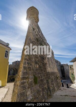 Città di Cascais, un famoso centro termale e resort sulla costa dell'oceano atlantico, a nord di Lisbona. La cittadella di Cascais, ora parte museo parte hotel. EUR Foto Stock