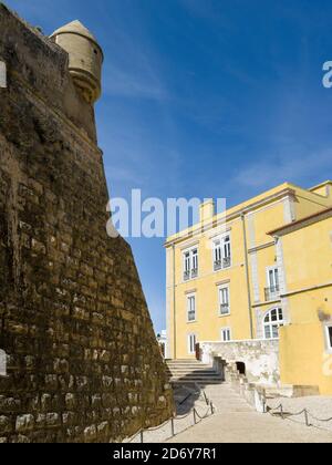 Città di Cascais, un famoso centro termale e resort sulla costa dell'oceano atlantico, a nord di Lisbona. La cittadella di Cascais, ora parte museo parte hotel. EUR Foto Stock