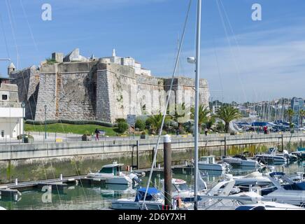 Città di Cascais, un famoso centro termale e resort sulla costa dell'oceano atlantico, a nord di Lisbona. La cittadella di Cascais, ora parte museo parte hotel. EUR Foto Stock