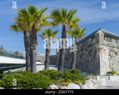 Città di Cascais, un famoso centro termale e resort sulla costa dell'oceano atlantico, a nord di Lisbona. La cittadella di Cascais, ora parte museo parte hotel. EUR Foto Stock