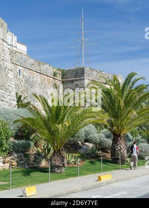 Città di Cascais, un famoso centro termale e resort sulla costa dell'oceano atlantico, a nord di Lisbona. La cittadella di Cascais, ora parte museo parte hotel. EUR Foto Stock