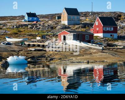 Il villaggio Inuit Oqaatsut (una volta chiamato Rodebay) situato nella baia di Disko. America, Nord America, Groenlandia, Danimarca Foto Stock