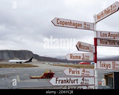 L'aeroporto internazionale (SFJ o BGSF) con un cartello per le principali città del mondo. Kangerlussuaq una volta chiamato Sondre Stromfjord, un piccolo villaggio in Foto Stock