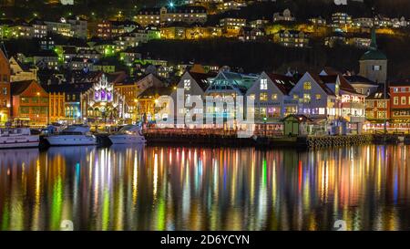 Bergen, Norvegia- 12 Dicembre 2015: Vista della piazza principale di Torgallmenningen nella città di notte. Bella illuminazione. Foto Stock