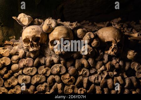 Pila di teschi e ossa nelle catacombe di Parigi, Francia Foto Stock