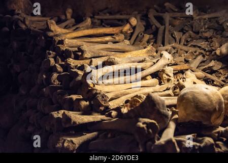 Pila di teschi e ossa nelle catacombe di Parigi, Francia Foto Stock